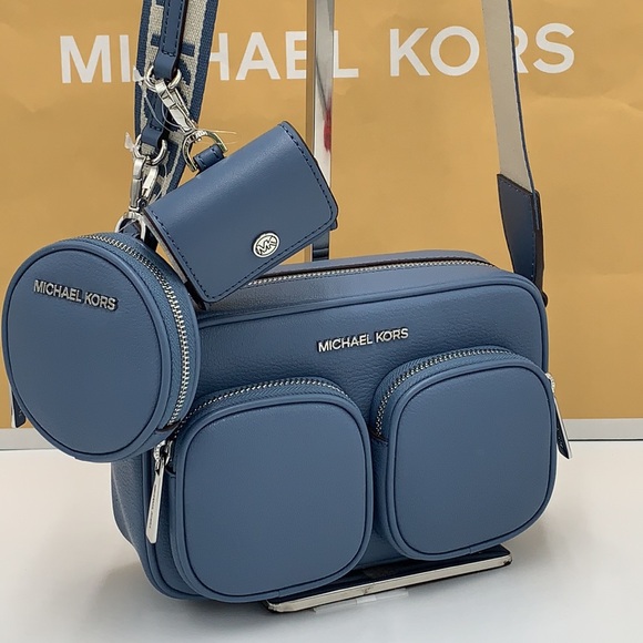 Michael Kors Jet Set Md Leather
Crossbody Bag with Case for Apple
AirPod… - Picture 2 of 16